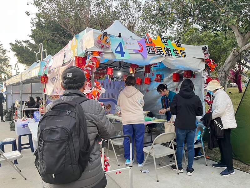 接種站用舊紅包等再利用材料製作燈籠粧點出元宵氣氛